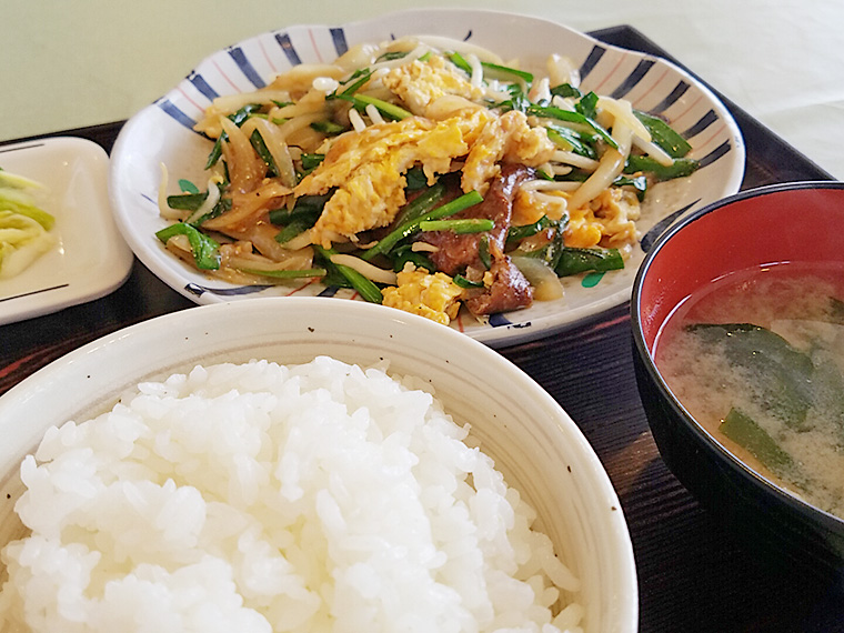 「にらレバ定食」(860円)