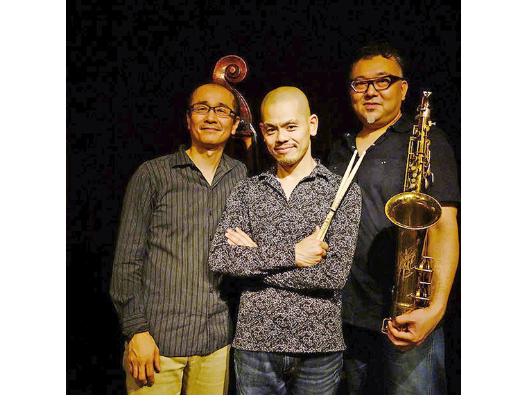 「KARATE CHOPS」。 左から井上陽介(B)、江藤良人(Ds)、田中邦和(Ts)