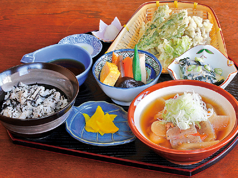 おすすめ膳1,300円〈混ぜご飯・天ぷら・小鉢2品・ミニすいとん・おしんこ〉【提供時間11：00〜15：00】