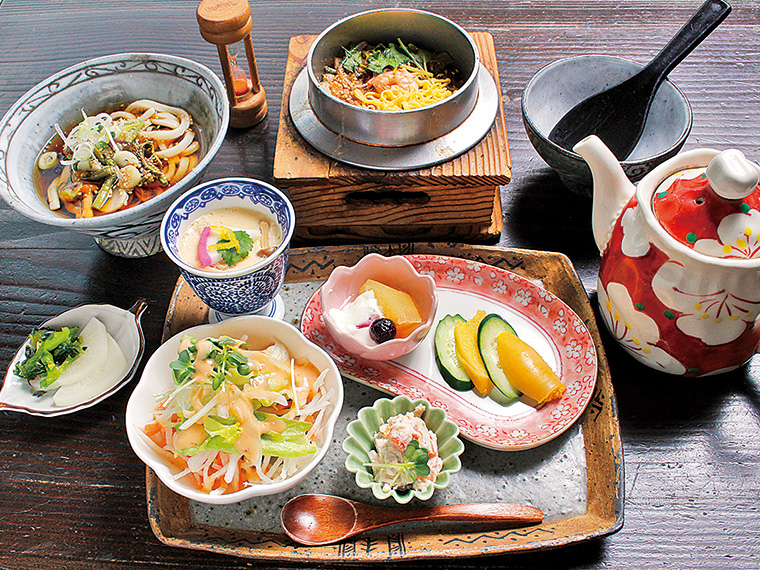 おばあちゃんの五目釜1,300円〈五目釜・ハーフうどん（温or冷）、またはみそ汁・茶碗蒸し・小鉢※内容は日によって異なる・デザート〉【提供時間11：00〜15：00】