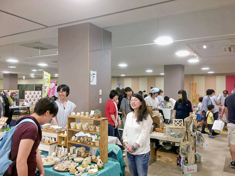 出店者情報はWebで確認を