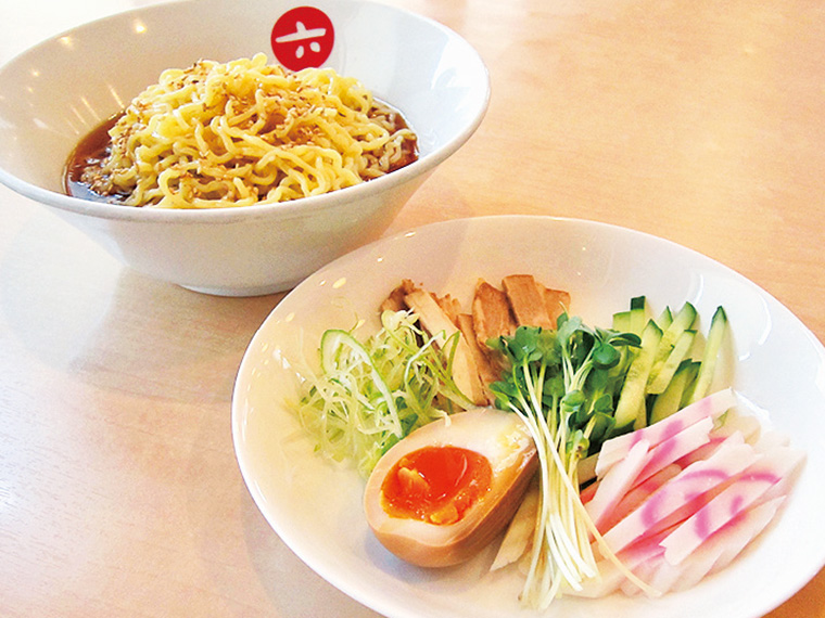 暑い夏はやっぱり「冷やし中華」(690円)。「洗練された冷やし中華のスープの爽快感をお試しあれ!」と店長