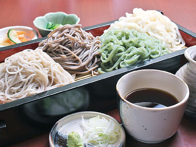 セイロ蕎麦ハーフ4種盛り(2玉分)748円(税別)〈せいろそば4種(更科そば、田舎そば、うどん、よもぎうどん)・小鉢・香の物〉【提供時間11:00〜15:00ラストオーダー/17:00〜21:00ラストオーダー】
