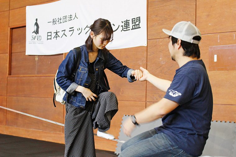 学生編集部のスタッフもスラックラインを体験!