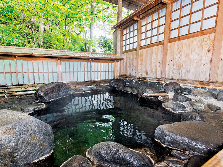 屋根付きの露天風呂は、やや熱めの湯。瀬音が心地よく響いていました