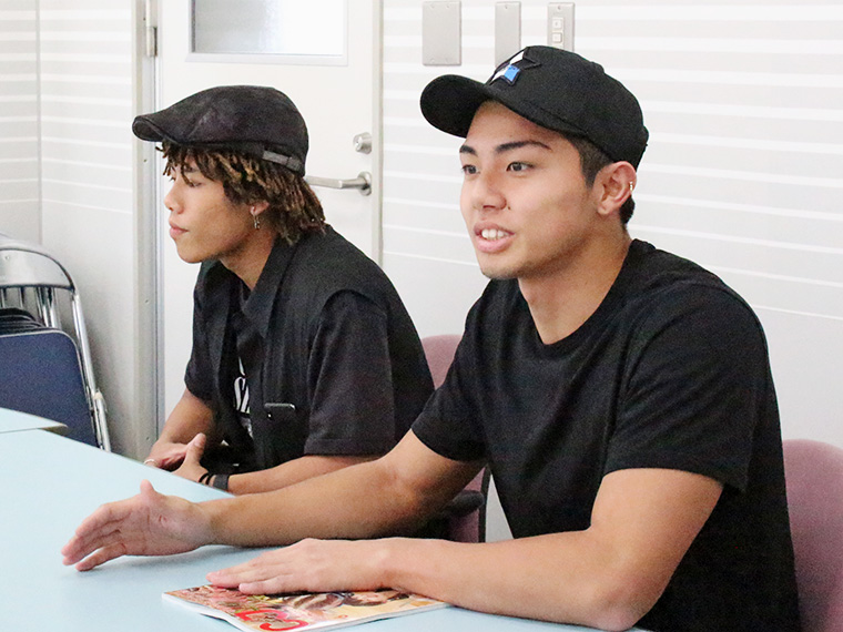 後藤拓磨(左)、武知海青(右)