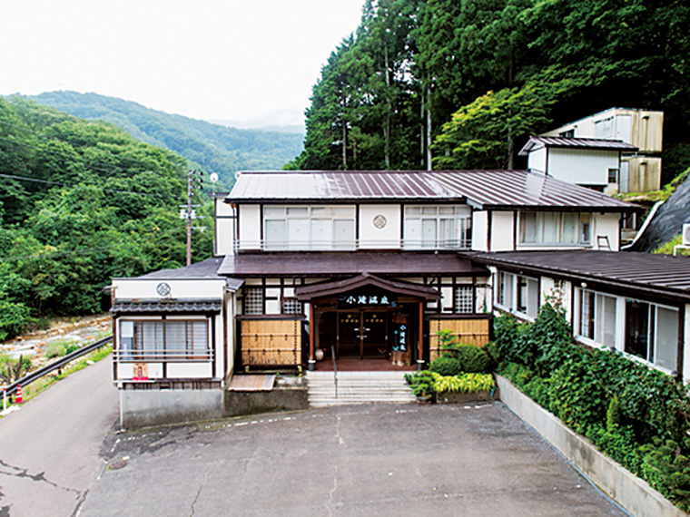 宿の前には無料の川を眺められる足湯もあります