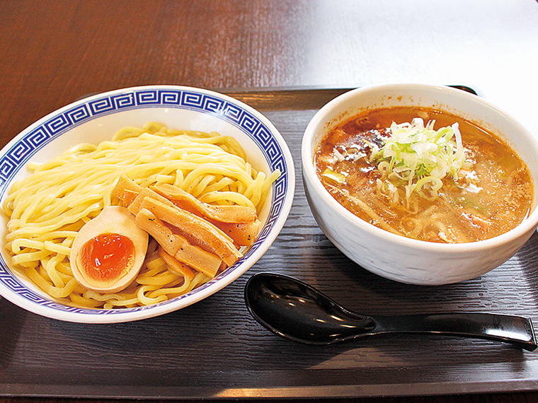 「伏竜つけ麺（醤油・みそ）」（770円）。平太麺と魚介豚骨スープは相性抜群！