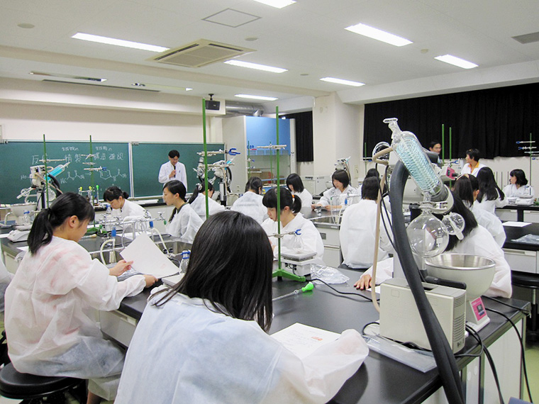 薬学部の実習体験の様子。「どんなことを学ぶのか?」を理解するきっかけに
