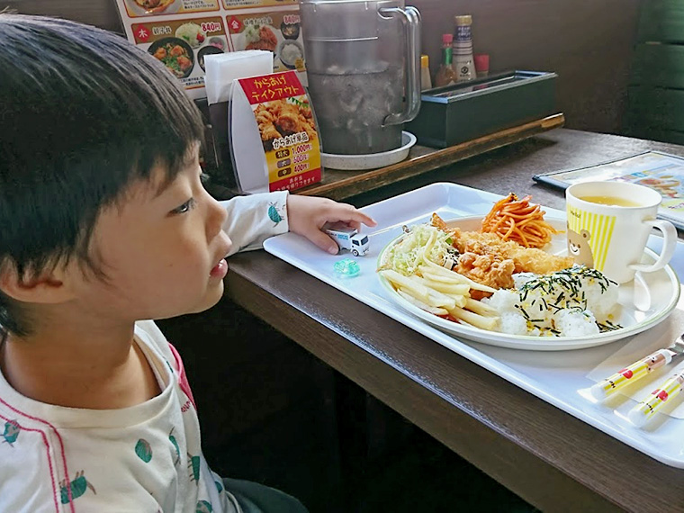 「早く食べなよ」と言ったのですが、しばらく眺めていました。好きなものはもったいなくてなかなか食べられない性格です