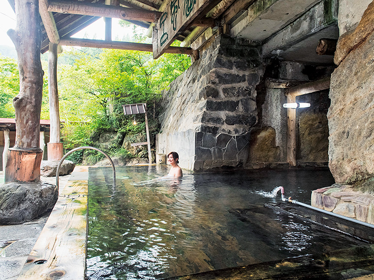 名物の「半天嵒窟（はんてんがんくつ）風呂」。無色透明のサラリとしたお湯が肌にやさしくなじみます