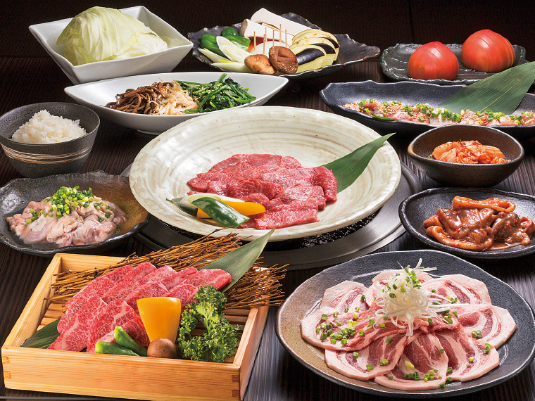 みんなで楽しく、おいしい焼肉コミュニケーション!鶏・豚・牛が揃う「5,400円コース」がおすすめ