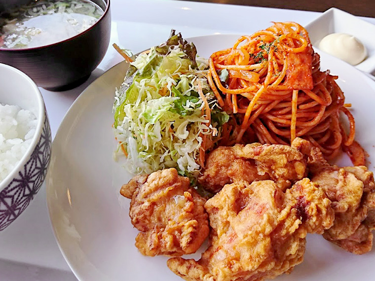 「極からあげ定食」(580円)。写真のご飯は少なめによそってもらっています。からあげの付けダレは、「特製ダレ&ハニーマスタード」または「マヨネーズ&おろしポン酢」から選ぶことができます」