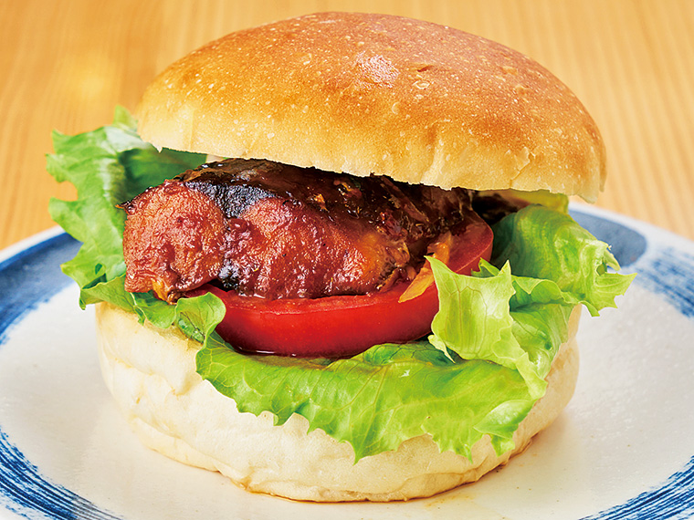 サバの味噌煮を挟んだ名物「国見バーガー」(450円)。ファストフードコーナーで食べられる(営業9:00~17:00ラストオーダー)