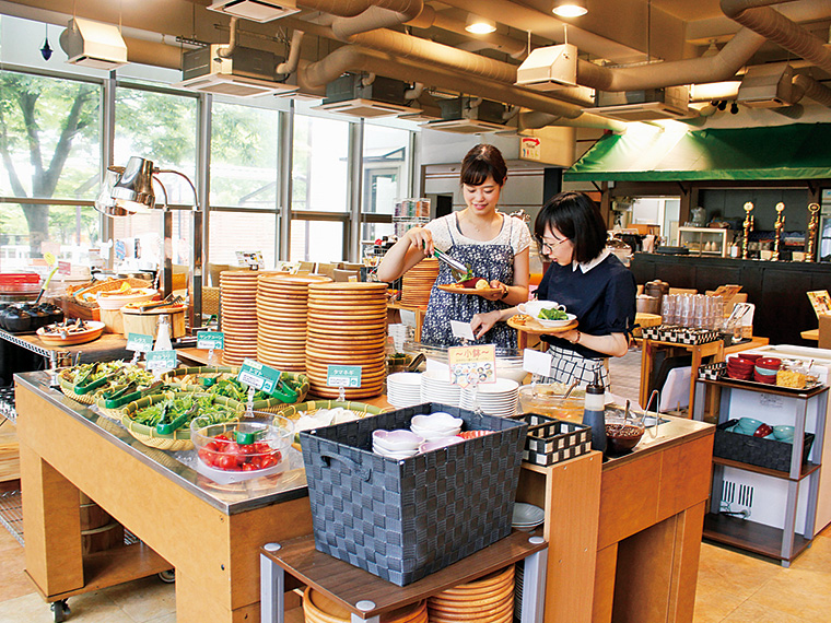 宮城県の地産地消推進登録第1号店。子どもから大人まで満足できるメニューが並ぶ