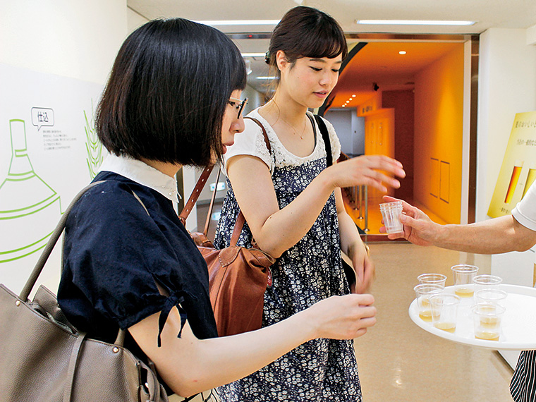 一番搾りと二番搾りの麦汁を試飲。濃厚さに違いがあり、ビールの品種に合わせて使い分けているとのこと