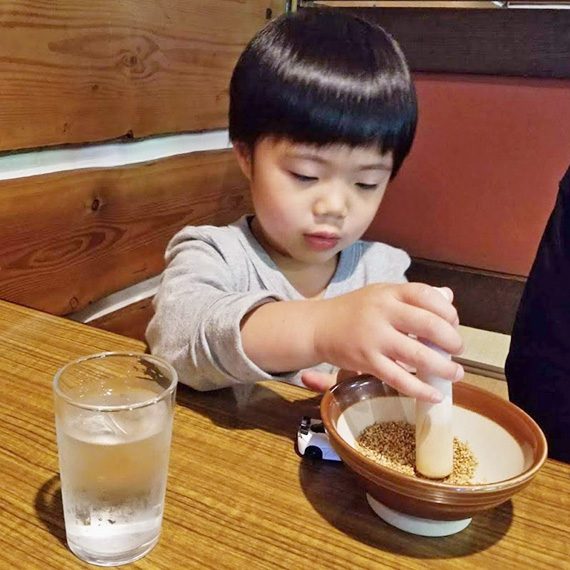 「ぼくがお手伝いするよ!」ゴマをスリスリ…なかなか上手くすれませんが、本人は楽しそう