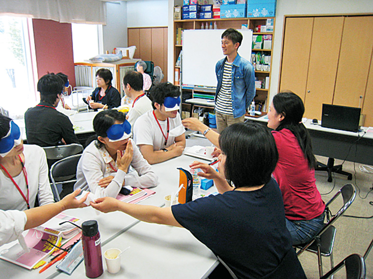 「目が見えないのに、食事内容を伝えられずに突然口に入れられたら?」がテーマの講義中