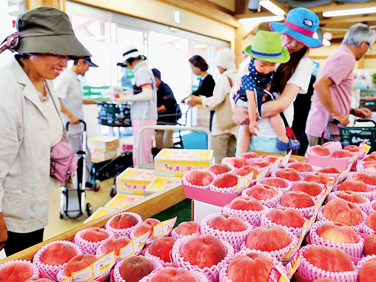 旬のモモを求め賑わう店内。新鮮なモモがお得な料金で購入できるのがうれしい