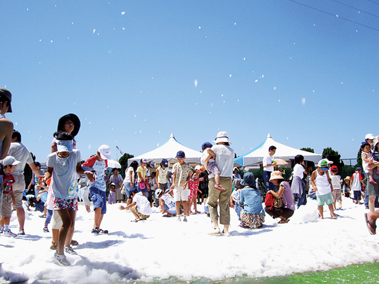 11時から16時頃まで、降雪イベントも開催。真夏に舞う雪を楽しもう!
