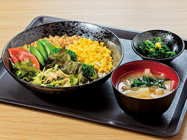 地元産の野菜がふんだんに入った「西郷丼」（800円）。中身は月替わりで変わるので、旬の味覚が味わえる。ほかにもおこわやプリプリのエビが入った「和来亭 西郷館」限定の揚げ物「和来巻」（300円）もおすすめ