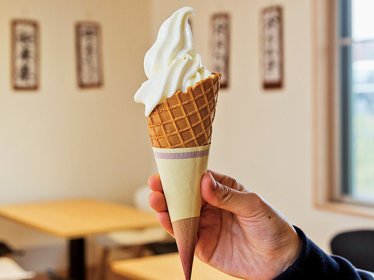 暑い夏には特に食べたくなる「高原の郷ソフトクリーム」（390円・小300円）。特産の高原牛乳をたっぷり使い、牛乳本来の味わいと、なめらかな舌触りが楽しめる