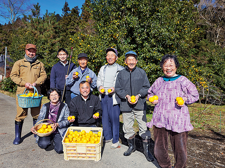 ユズ栽培農家の皆さん。矢祭町特産のゆずはさわやかな香りと大ぶりの果実が特徴