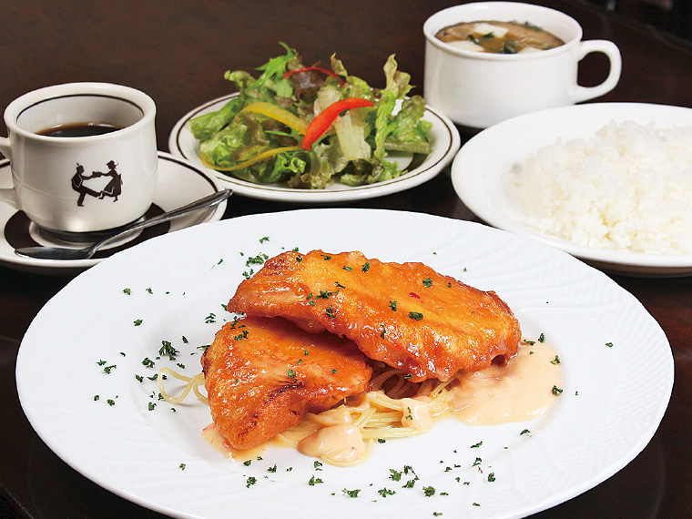 日替わりランチ(月〜金曜日)740円〈日替わりメイン(写真は白身魚のフリット)・ライス・みそ汁・サラダ・コーヒー※ライス・みそ汁・サラダ・コーヒーはお替わり自由〉【提供時間11:30〜14:00ラストオーダー】