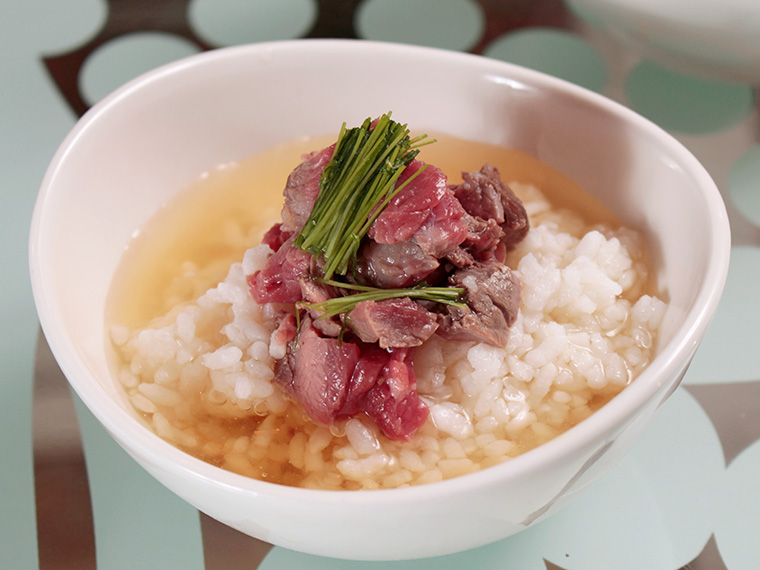 人生初の肉茶漬け。牛ダシが利いてる!酒の締めにも最高。毎朝でも食べたいや
