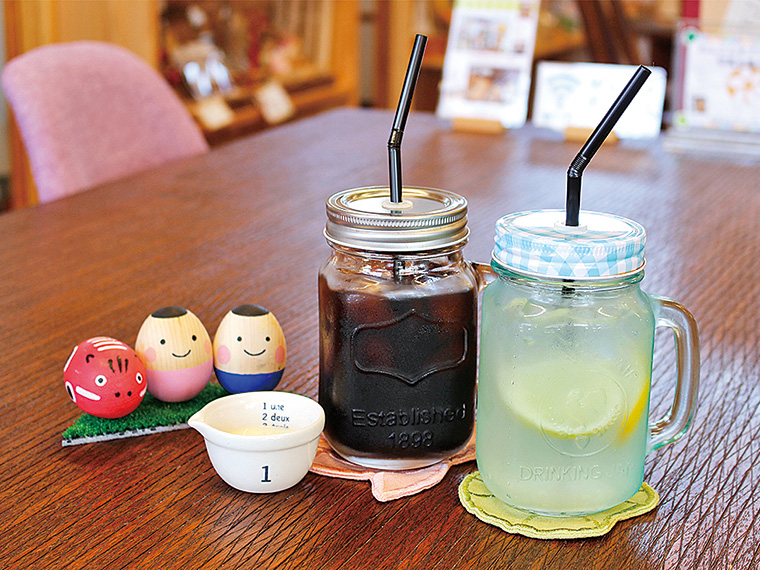 練乳で甘さを調整するベトナムアイスコーヒー(500円・左)と爽やかな味のレモネードソーダ(550円・右)。ドリンクを飲みながら、ゆっくり過ごせる