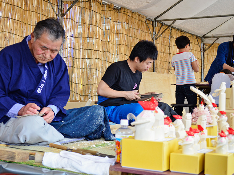 木彫玩具「笹野一刀彫」の展示の様子