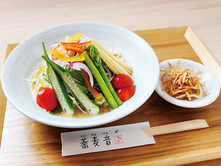 「サラダそば」(1,242円)。オクラやアスパラ、トマト等16種類の夏野菜を使用した夏限定メニュー!店特製のゴマダレでいただこう