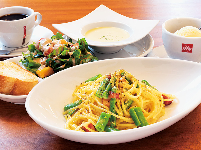 季節の野菜が彩りを添えるカルボナーラ。ランチセット(1,188円)は、サラダとスープ、パン、デザート、ドリンク付き