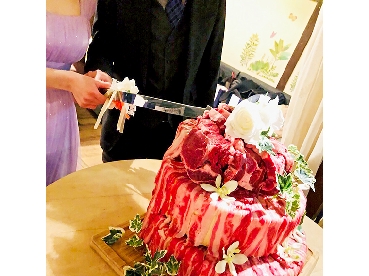 「これより…新郎新婦…初めての共同作業です…それでは…肉ケーキ、入刀!」ということですね。めっちゃ楽しそう