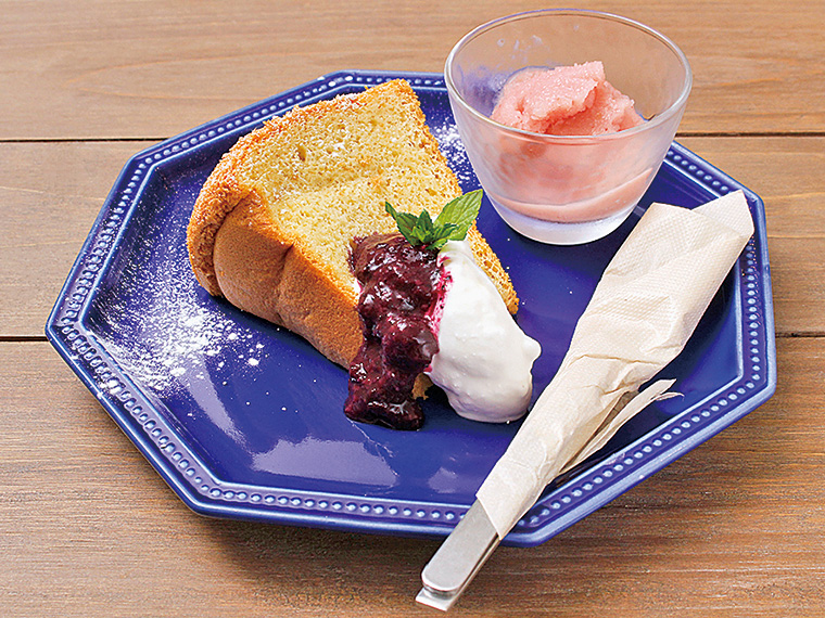 「本日のデザートプレート」(300円)。写真は、米粉で作るシフォンケーキ。甘酒を入れて作るブルーベリージャムをつけていただこう