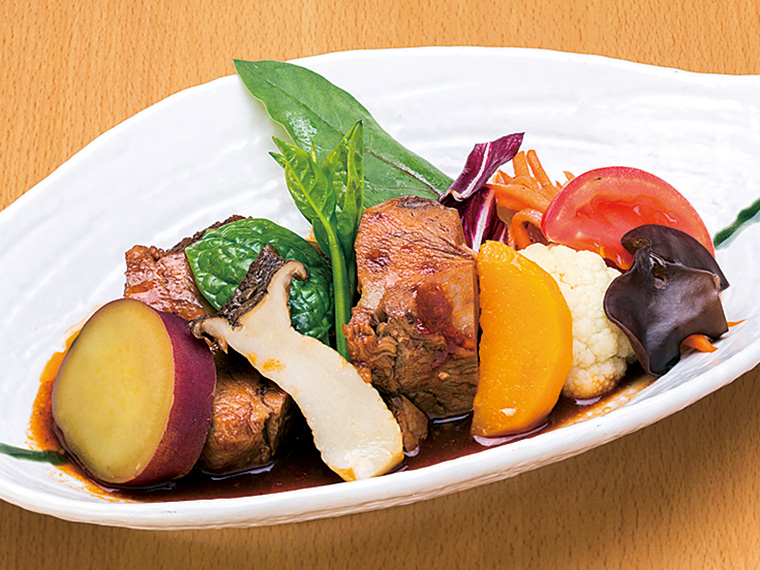 レストラン「山ぼうし」で味わえるビュッフェ付きランチの一例。「豚のやわらかバーベキューソース」(1,430円)