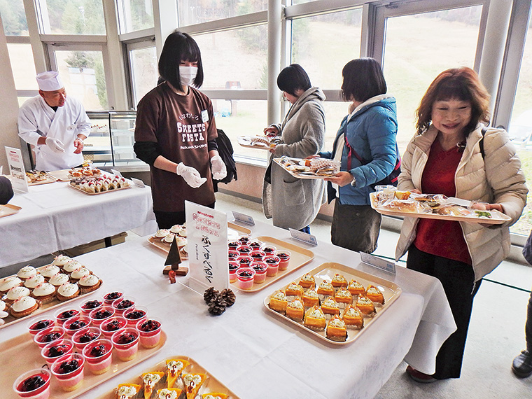 当日は生演奏を聞きながらおいしいスイーツを味わえるほか、お菓子作り無料体験やお楽しみ抽選会も実施される