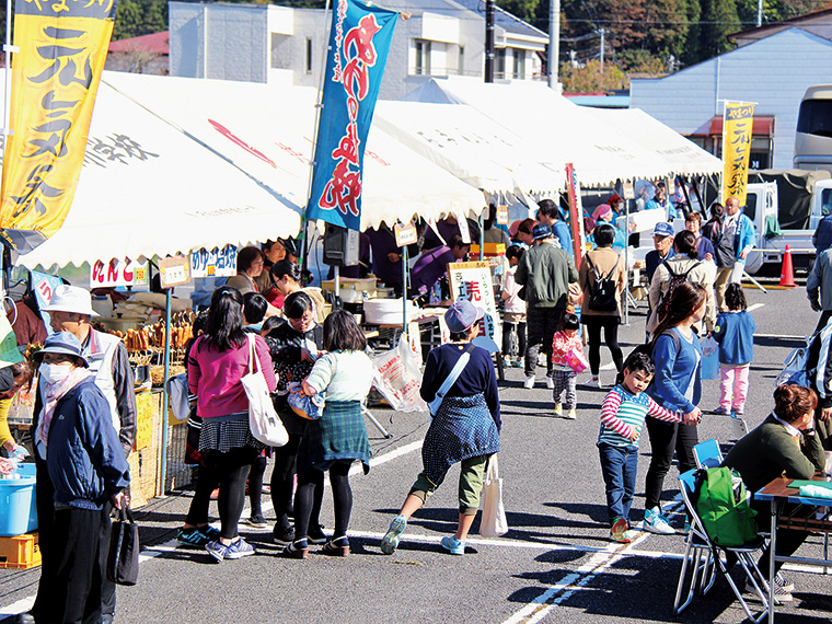 東日本大震災以降、復興と町の元気を取り戻そうと始まったイベント「やまつり元気祭」。会場では特産のゆずや鮎のほか、このイベントでしか味わえない商品も並ぶ。JR水郡線「東館駅」からシャトルバス（無料）の運行もあり