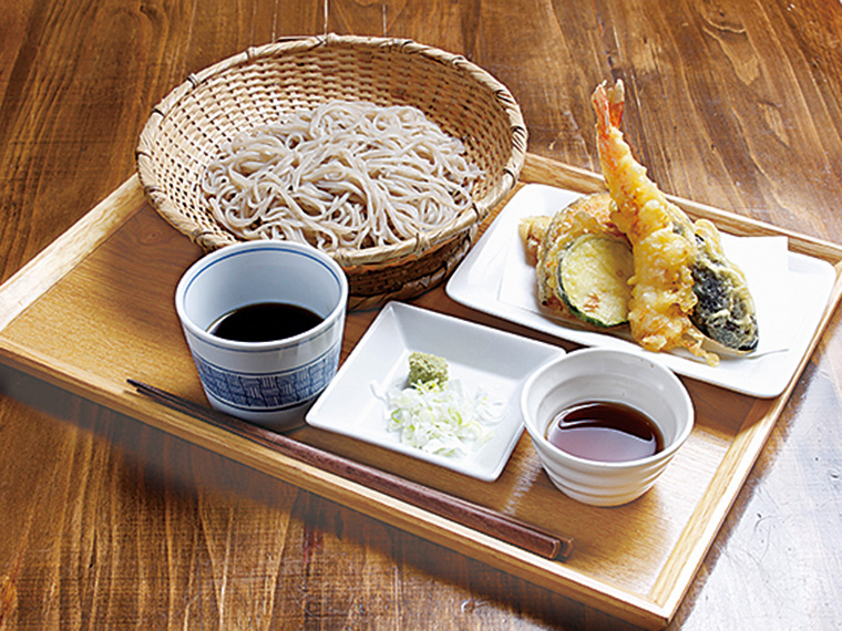 「手打ちそばと天ぷら盛り合わせ」(950円)※天ぷらは季節によって変動あり