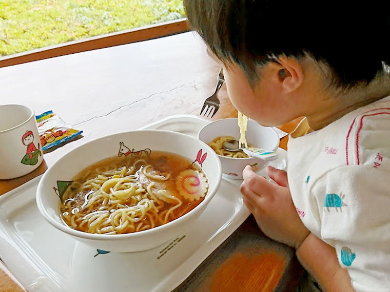 お腹がすいていたのか、勢いよく麺をすする息子