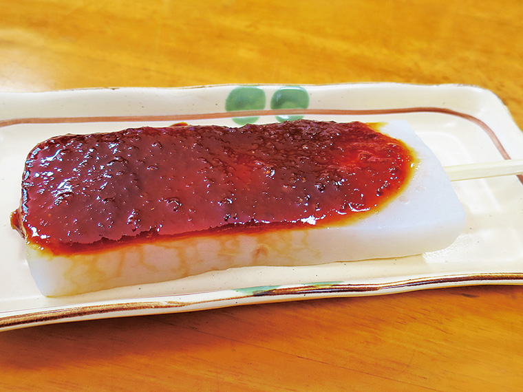 紅葉の名所としても知られる滝川渓谷。その山頂にある農産物直売所『滝川の里』で味わうことができるのが名物「ゆず味噌おでん」。「十割そば」(900円)も人気。食堂の営業は10時から17時。11月末までの営業になるので、ご注意を