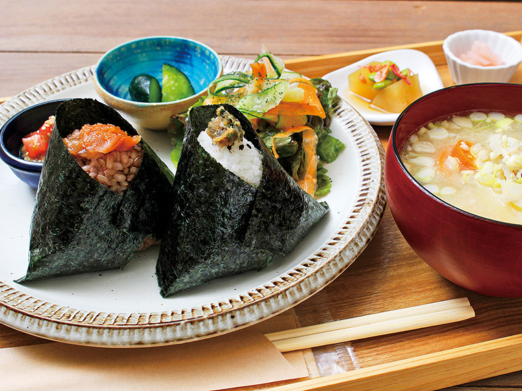 「ワンズおにぎりランチ」(800円~)。8種類あるおにぎりの中から好きなをものを2個選べる。写真は、「無添加紀州梅」と「大葉まるごと味噌」。具だくさんのみそ汁や副菜などが付く