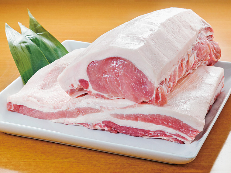 矢吹町産の「みりょく満点ポーク」(100g217円~)。うまみたっぷりの「まんてんポークウインナー」などの加工品も販売