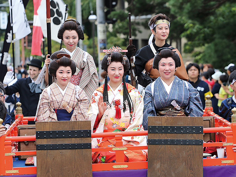 大河ドラマ「八重の桜」で話題になった女性たちも登場し、より沿道が華やかに