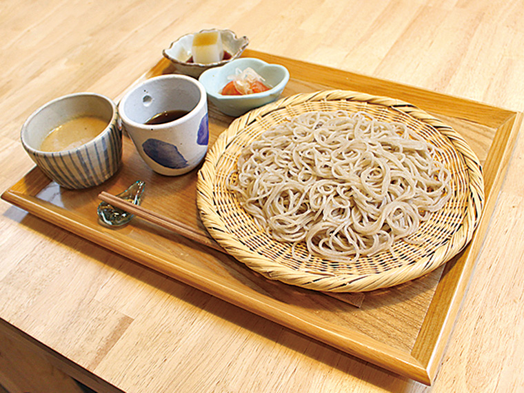 「くるみだれ蕎麦」(1,200円)。女性に人気のメニュー。自家製くるみダレと通常のそばつゆが付く。甘みのあるくるみダレだけでも、割って食べてもおいしい
