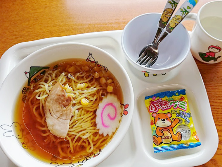 「キッズラーメン」（350円）。キッズメニューはカレーが400円、うどんが300円といずれもお手頃