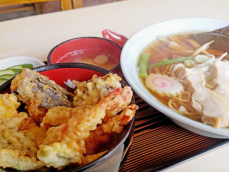 チャーシューメン（650円）とミニ天丼（550円）