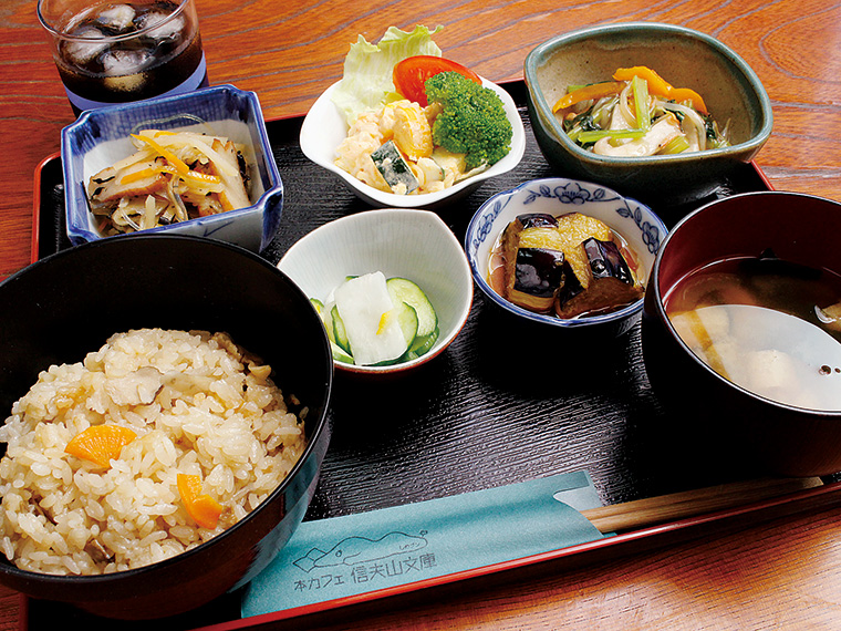 舞茸ご飯に、煮物、漬物、みそ汁などがセットになった「しのブン日替わりランチ」。桑折町の名水を使った「金剛水コーヒー」が付く