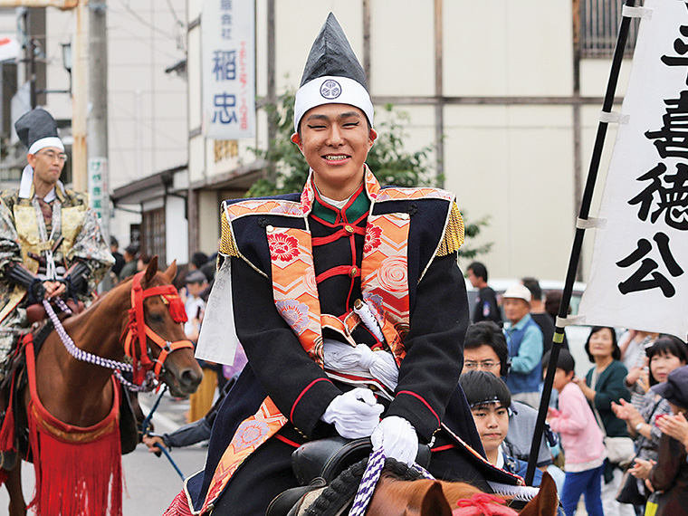 先人感謝祭に続き、出陣式を行った後、いよいよ街なかへ出陣！