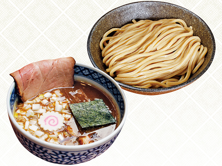 「薩摩産本枯本節二年物 鶏豚中濃つけめん(並)」(800円)。豚骨・煮干しに、鶏コラーゲンを加えた、濃厚でクリーミーなスープ。麺は並で500g。初めての方はまず小(350g)を
